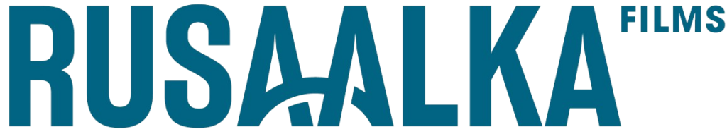 Logotip RUSAALKA FILMS v odebeljenih modrih črkah s stiliziranim mostom v notranjosti dvojnega “A”.