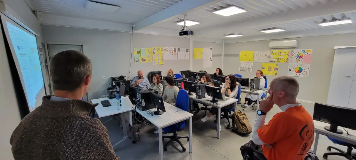 The project's partners discussing in a meeting room.